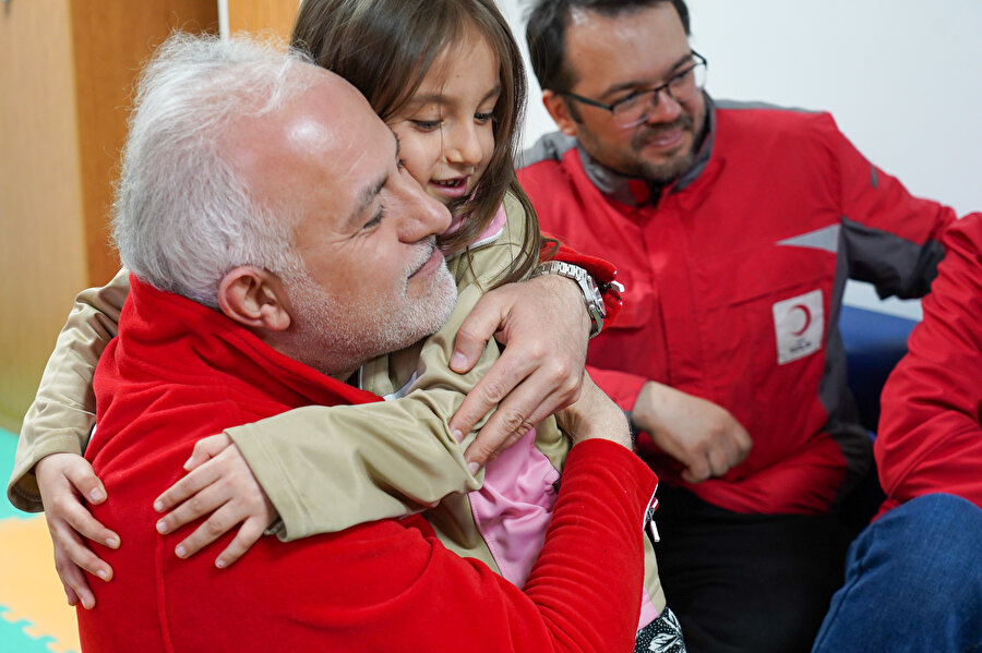  24 Şubat günü yaptığımız görüşmede Kınık, Kızılay’ın her gün 2 buçuk milyon kişiye yemek hazırladığını, yine fabrikalarında günlük bin çadır ürettiğini belirtti.