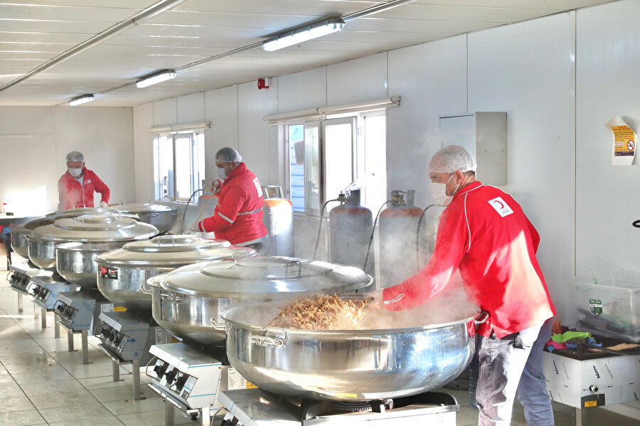Kızılay’ın her gün 2 buçuk milyon kişiye yemek hazırladığını, yine fabrikalarında günlük bin çadır ürettiğini belirtti.