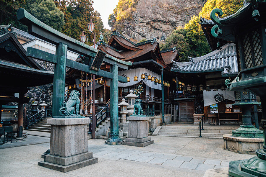 Nara bir zamanlar Japonya’nın başkenti olmuş tarihi bir şehir. Şehirdeki eserlerin birkaçı UNESCO Dünya Mirası Listesi’nde. Ormanlarla ve dağlarla kaplı olan bu şehrin alametifarikası geyikler!