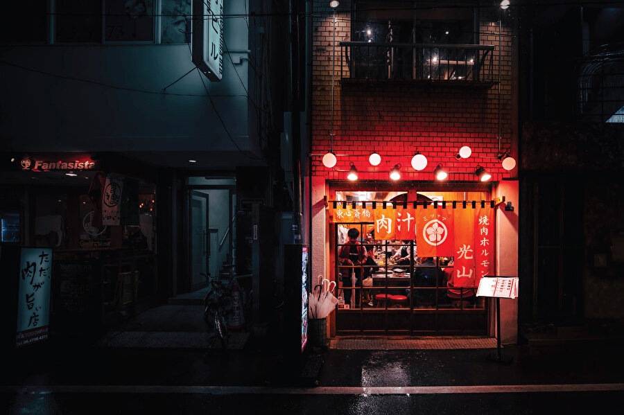 Japonya’nın mutfağı olduğu iddia edilen Osaka şehrinde yemeği geçiştirmek istemezseniz, elinizin altında bolca seçenek var. Büyüklü küçüklü restoranlar, ayaküstü atıştırmalık satan yerler, ışıklı oyunlarıyla tasarımları göz okşayan sayısız mekan içinden birini seçip içine dalabilirsiniz. Tabii bazılarında epeyce sıra bekleyebiliyorsunuz.