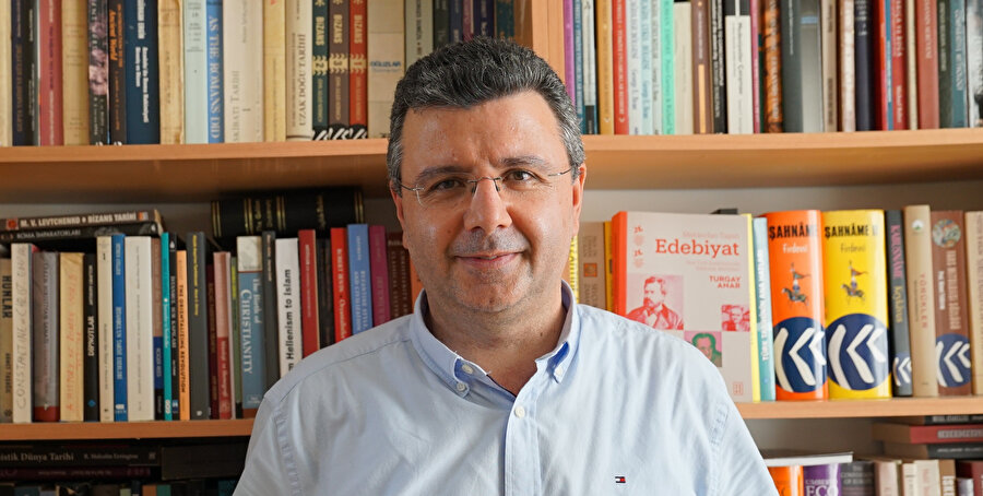 Türk edebiyatının birçok önemli isminin mekân ve eseri üzerinde kurduğu ilişki yer alıyor. Bir edebiyat gezi rehberi olarak da görülebilecek olan kitap hakkında Anar’la konuştuk.