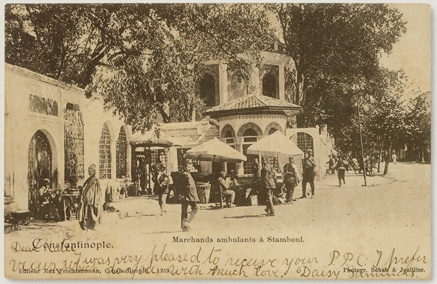 Çorlulu Ali Paşa Medresesi'nin gösteren eski bir kartpostal.