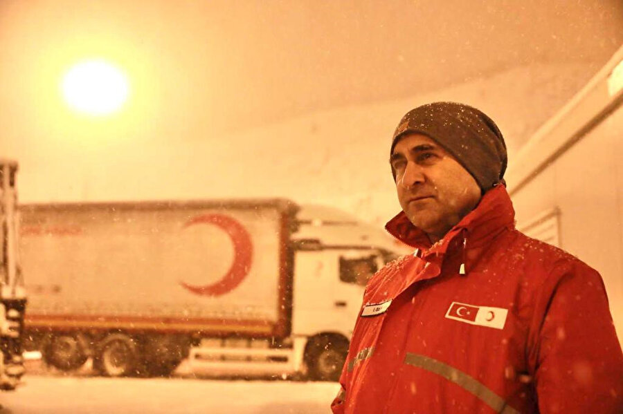 Felaketin 12. gününde Kızılay’ın Afet Yönetimi ve İklim Değişikliği Genel
Müdürü İbrahim Özer ile Kızılay’ın eğitimlerini, afet öncesi ve sonrası
çalışmalarını ve Kahramanmaraş merkezli depremin boyutunu konuştuk.