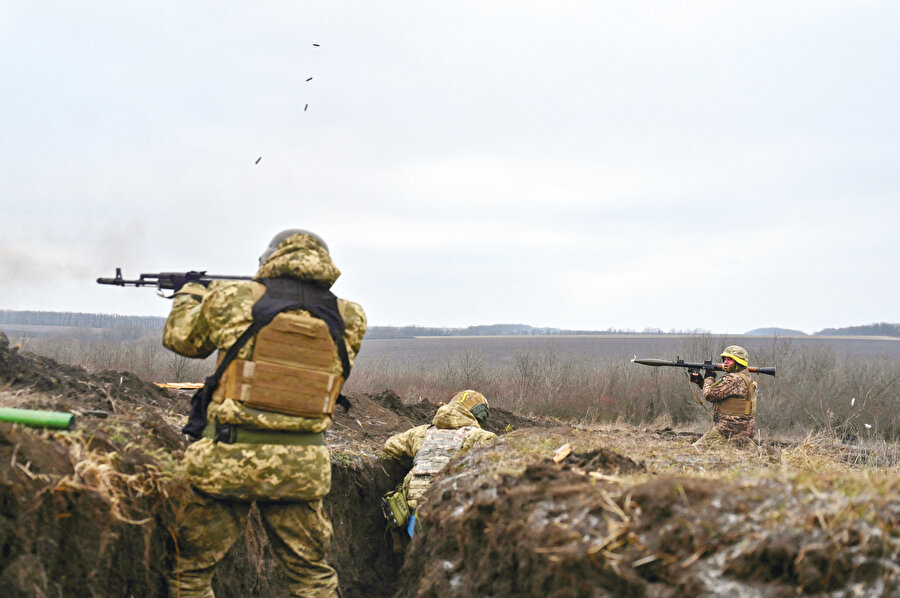 Ukrayna Cumhurbaşkanı Zelenski her fırsatta işgal altındaki topraklarını kurtaracağını ilan ederken, Moskova yeni bir saldırı için ordusunu güçlendirmeye hız vermiş durumda. 