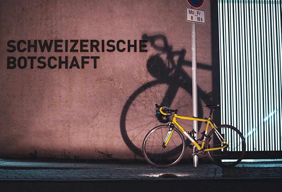 Almanya, ülkeyi bisikletle keşfetmeyi tercih eden ziyaretçiler için tasarlanmış 200 uzun mesafe bisiklet yolu sunuyor.