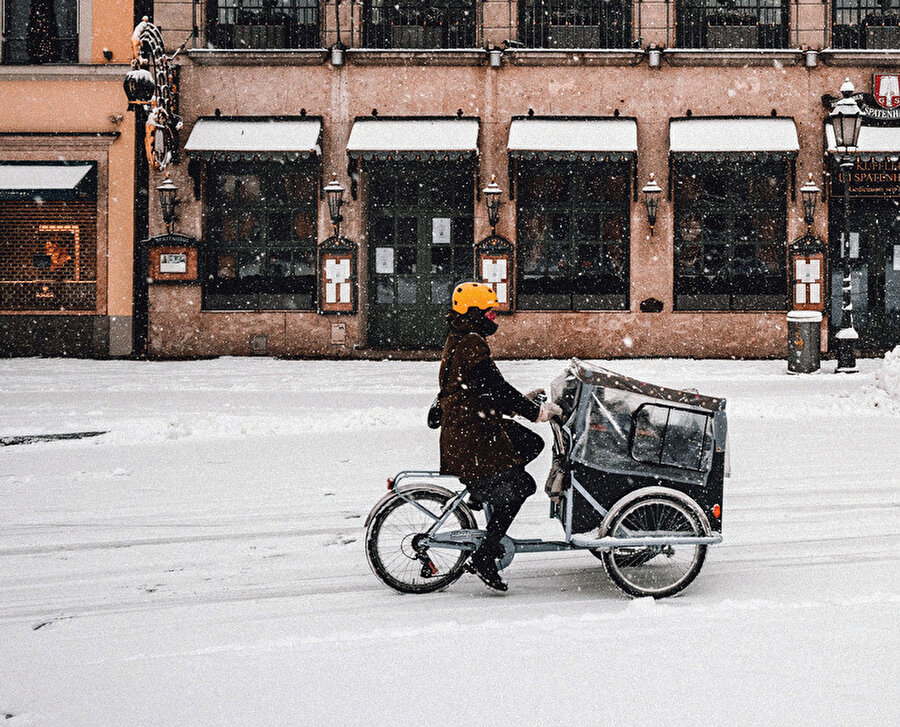 Almanlar, yaz kış demeden bisiklet kullanabiliyor.