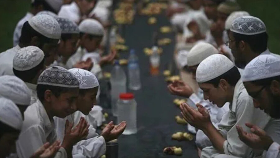 Suudi Arabistan da dahil olmak üzere Müslümanların çoğunlukta olduğu birçok ülkede yetkililer perşembe gününü Ramazan'ın ilk günü olarak ilan etti.