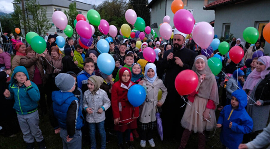 Bosna Hersek'in Saraybosna kentinde Ramazan'ın başlangıcını kutlayan çocuklar.