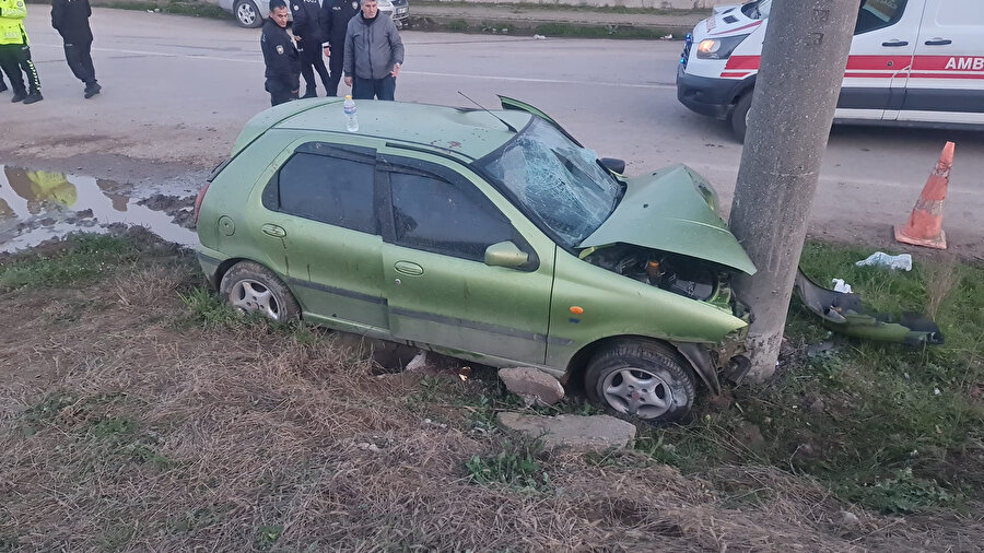 Otomobil elektrik direğine çarptı: 4 yaralı