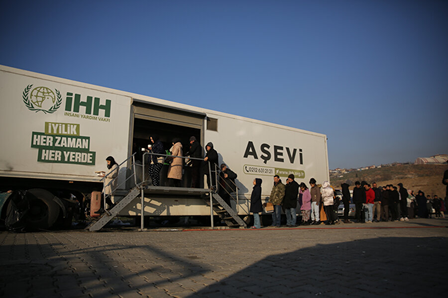 Mobil aşevi, lojistik sistemleri, battaniye, sıcak yemek dağıtımı, bebek bezi, hijyen seti, bebek maması vs. dağıtılıyor.