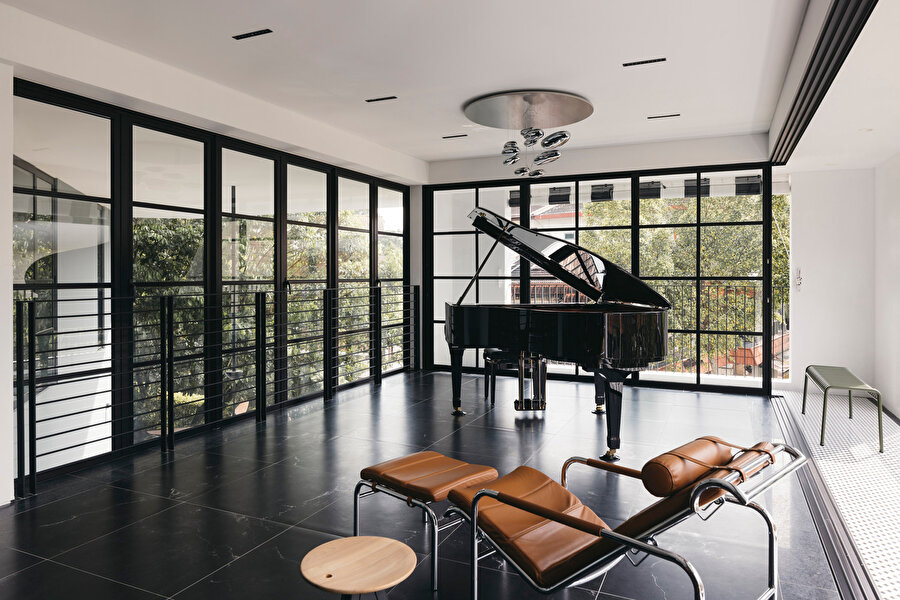 Piano odası, evin kullanıcılarının istekleri üzerine tasarlanıyor. Böylelikle kullanıcıların hem çalıp hem de dinleyebilecekleri ferah ve geniş bir alan özel olarak tasarlanmış oluyor