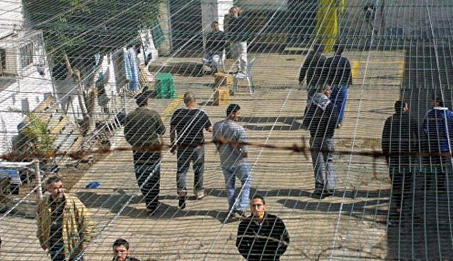 İsrail hapishanelerinde 29'u kadın, 150'si çocuk olmak üzere yaklaşık 4 bin 700 Filistinli bulunuyor.