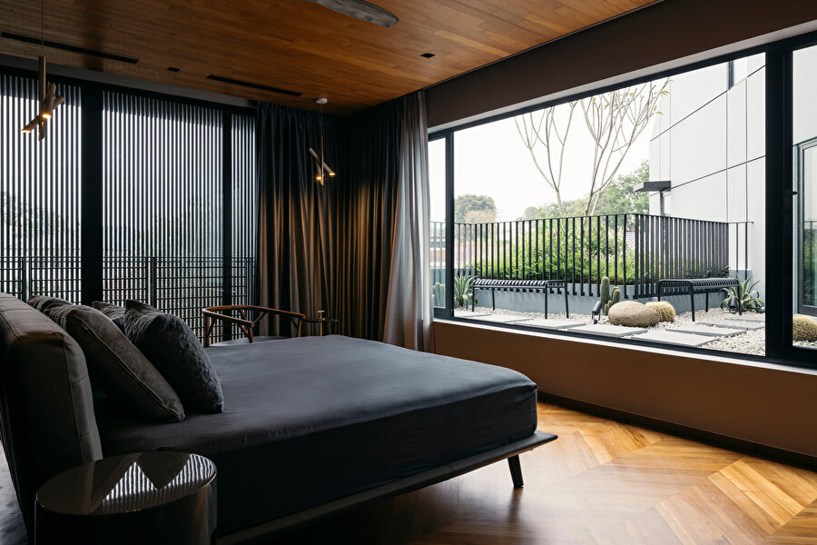 Yatak odasına doğru bakan teras sayesinde odanın havalandırması daha rahat sağlanıyor.