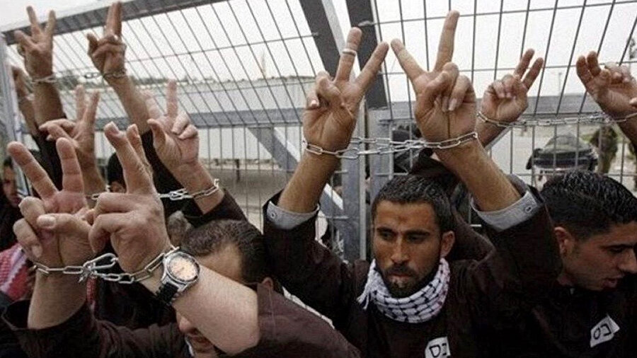 Bu açlık grevi, Filistinli mahkumların Eylül 2021'de Gilboa Hapishanesi'nden firar etmelerinden bu yana İsrail'in tutukluluk yaşamına yönelik yeni kısıtlamalar dayatmasına direnmek başlattıkları üçüncü kitlesel açlık grevi ilanıydı.