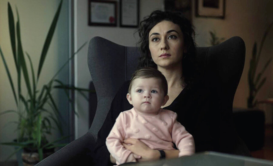 Modern kapitalist dünyanın tasviri için özellikle seçilen mekânlar, insanı kendi evinden alıp sahnelerin çekildiği mekâna götürüyor.