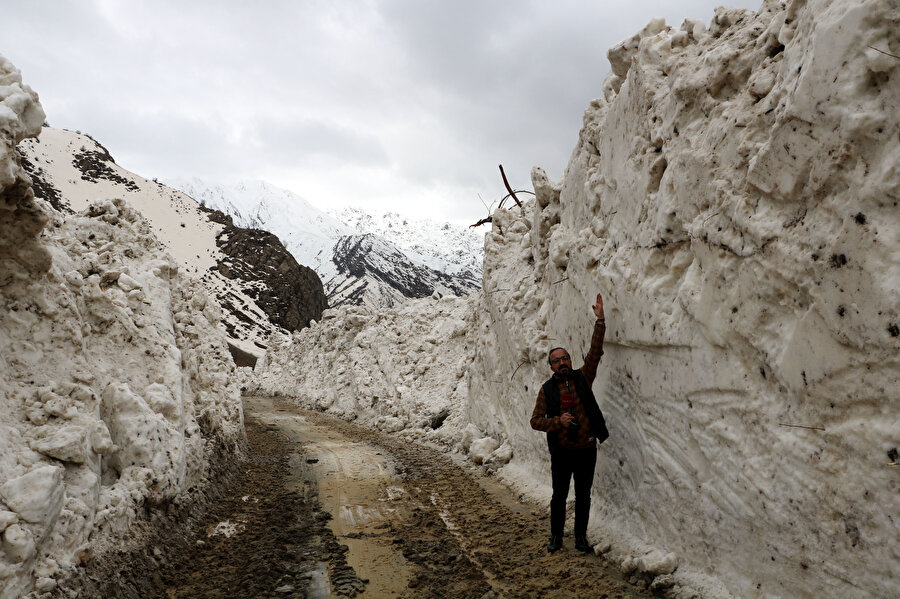 İki köy yoluna çığ düştü