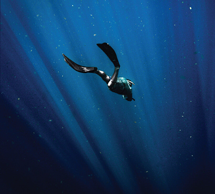 Çok derinlere dalınmasından ötürü vücudun basıncını kontrol edebilmek ve olabilecek acil durumlara müdahale edebilmek elzemdir.