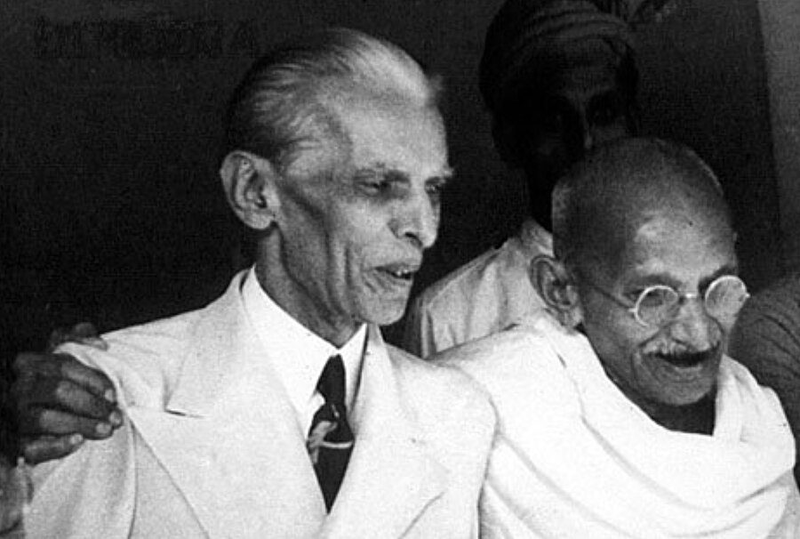 Pakistan'ın kurucusu Muhammed Ali Cinnah (solda), Hindistan'ın kurucusu Gandi (sağda) ile birlikte 1944'te Bombay'da.
