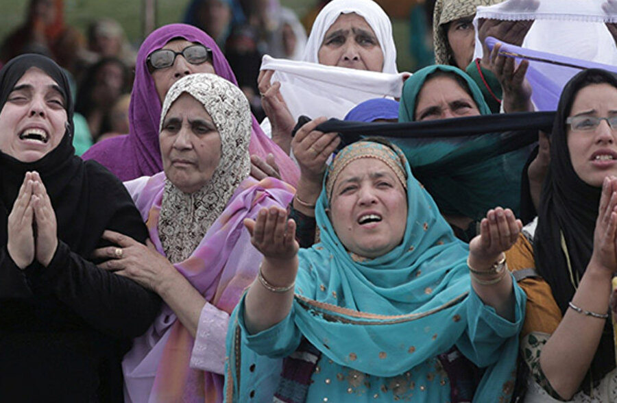 Hindistan'ın 1947'de ikiye bölünmesi sonrasında ülkedeki Müslümanların büyük bir kısmı Pakistan'a göç etmek yerine Hindistan'da yaşamaya devam etti.