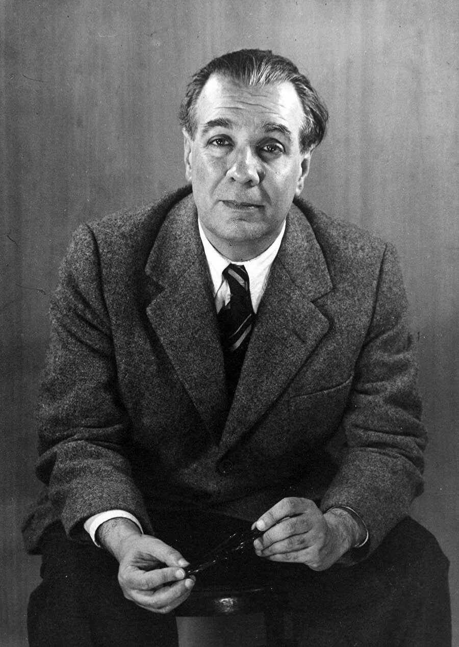 Jorge Luis Borges, Arjantinli öykü, deneme yazarı, şair ve çevirmen. 