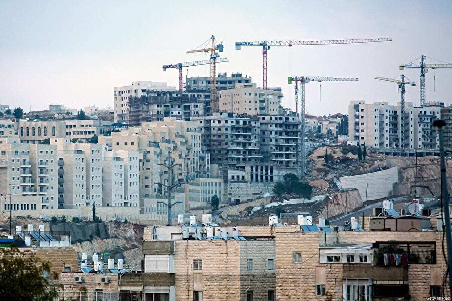 İsrail hükümetinin, Mısır'ın Şarm eş-Şeyh'teki son toplantıdaki taahhütlerinin aksine, işgal altındaki Batı Şeria'daki Efrat ve Beitar Illit'teki kaçak yerleşimlerde 940, Doğu Kudüs'teki Gilo beldesinde ise 89 yeni yerleşim birimi için ihale açtı.