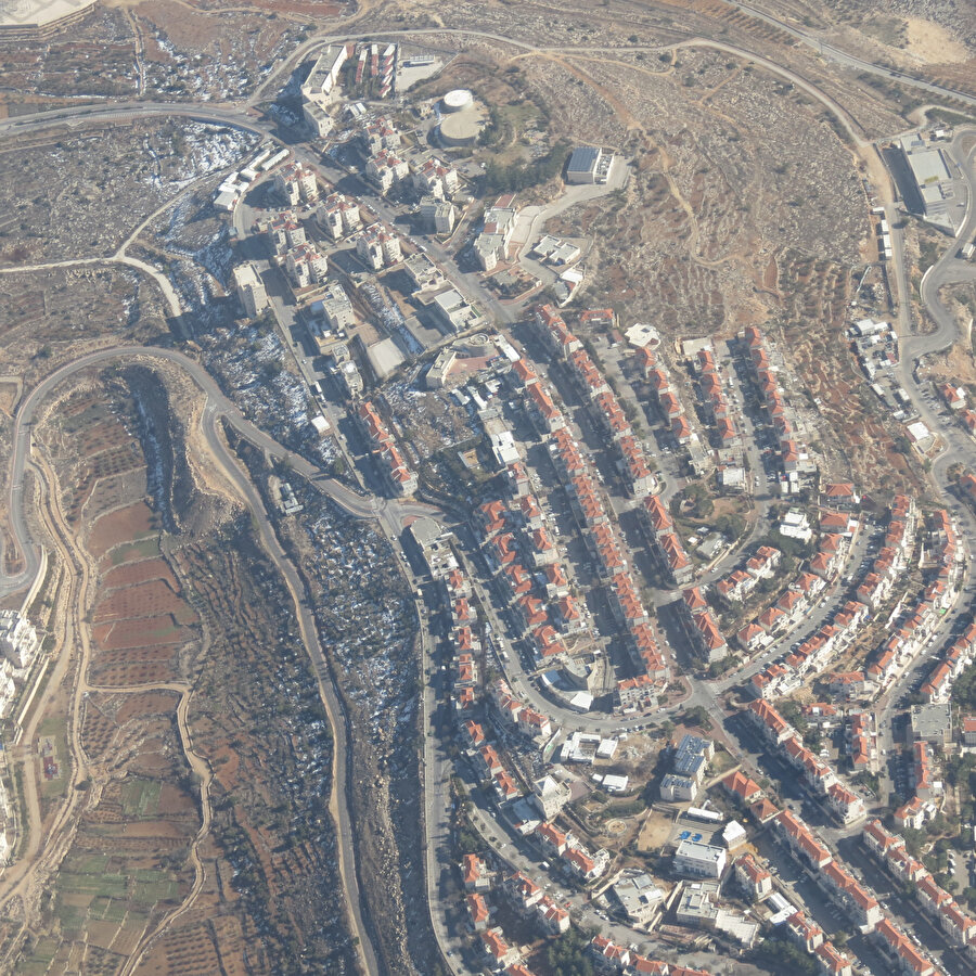 Peace Now, ülke tarihinin en aşırı sağcı hükümetinin, sadece demokrasiyi değil, aynı zamanda gelecekteki bir siyasi anlaşma olasılığını, ABD ve dost ülkelerle ilişkileri de ayaklar altına alıyor dediği ihaleyi, rejim darbesiyle birlikte ortaya çıkan mesih darbesinin bir parçası olan bir başka zararlı ve gereksiz inşa girişimi olarak tanımladı.