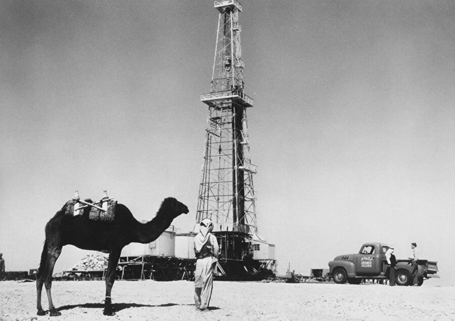 1938 senesinde Suûd Krallığı topraklarının, dünyanın en büyük petrol rezervlerinden birine sahip olduğu keşfedildi.