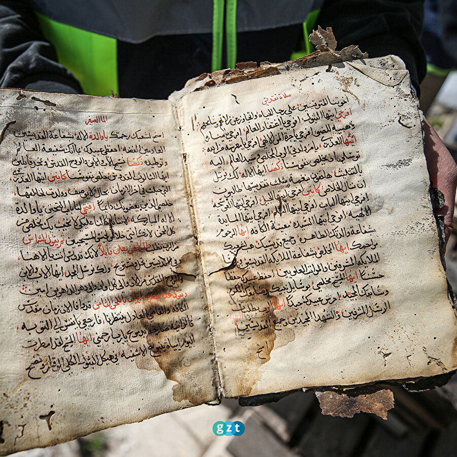 Hatay'da tarihi binaların enkazından yaklaşık 300 eser çıkarıldı