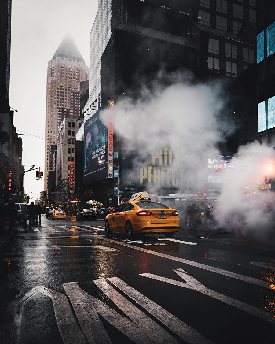 New York Manhattan caddelerinde yağmurlu bir gün, buharlı havalandırmanın oluşturduğu atmosfer