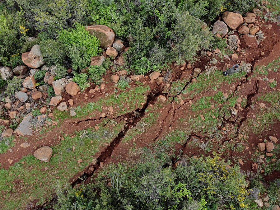 Yüzey kırıkları depremlerin etkisini gözler önüne seriyor