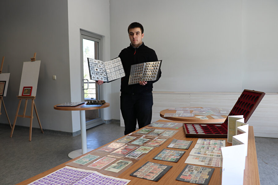 5 yıldır koleksiyon yapıyor: Henüz lise öğrencisi 80 ülkenin parasını toplayarak sergiledi