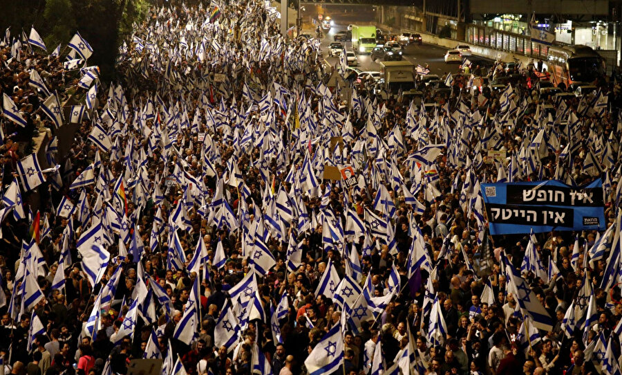 İsrail Başbakanı Binyamin Netanyahu'nun savunma bakanını görevden alması ve onun milliyetçi koalisyon hükümetinin yargı revizyonuna devam etmesi sonrasında insanlar protesto amaçlı gösteri düzenledi.
