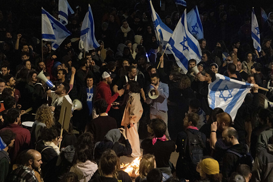 Netanyahu'nun Savunma Bakanı Yoav Gallant'ı görevden aldığını açıklamasının ardından, İsrail genelindeki şehirlerde on binlerce caddenin sular altında kaldığı dramatik bir protesto gecesini takip etti.