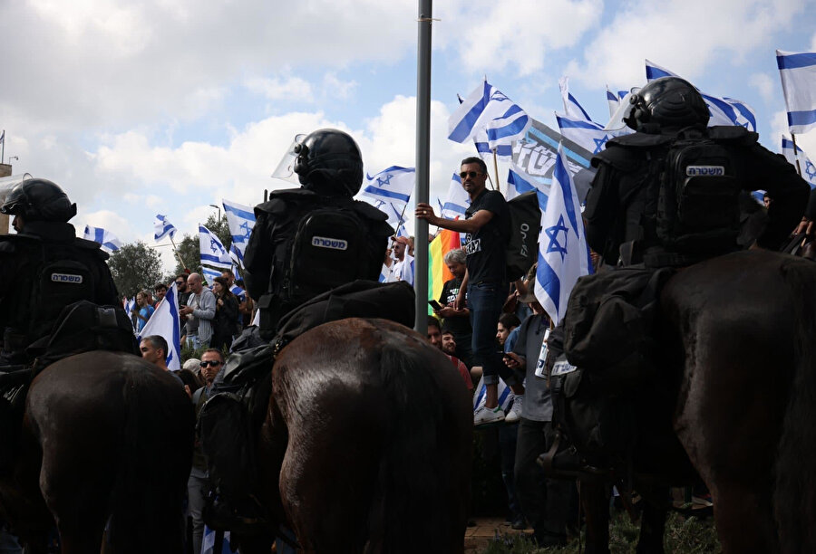 Atlı polisler, 27 Mart 2023'te Kudüs'teki Knesset binasının dışında toplanan binlerce protestocuyu izliyor.