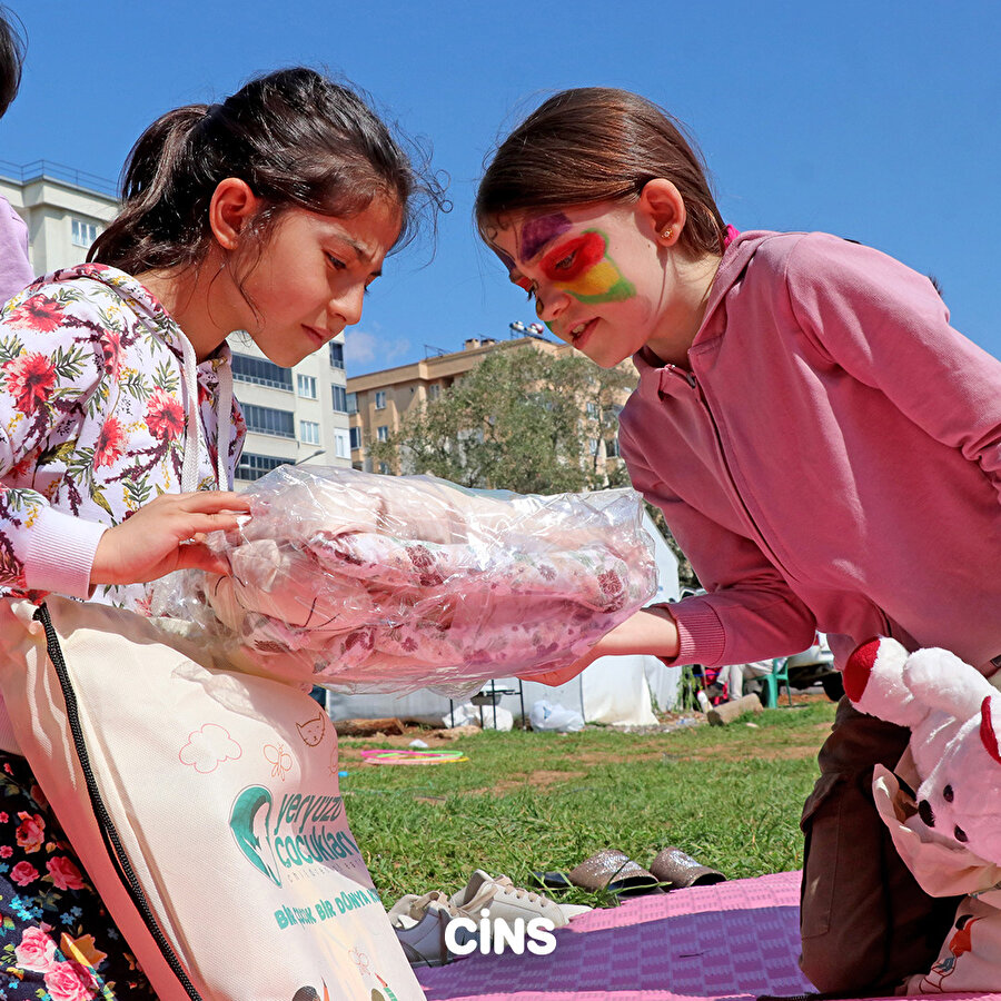 Çadır kentte çocuklar gönüllülerle eğleniyor