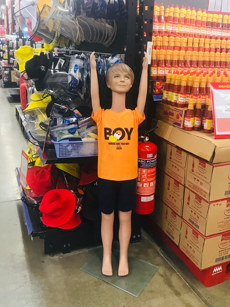 Üstteki rafa uzanmaya çalışıyorum