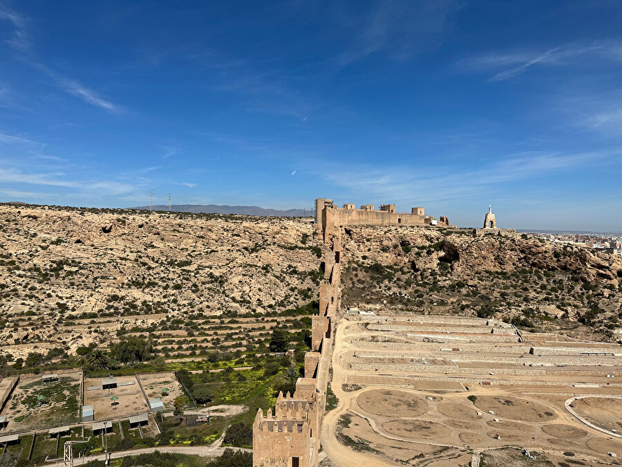 1430 metre boyunca surlarla çevrili el-Kasaba Kalesi, Granada'daki Elhamra Sarayı'ndan sonra, İspanya'nın en büyük ikinci Müslüman yapısıdır. 