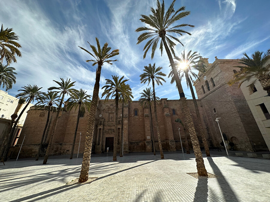 Günümüzde Almeria Katedrali'nin bulunduğu alanda, vaktiyle şehrin ulu camisi yükseliyordu. (Fotoğraf: Ali Osman Özkan)