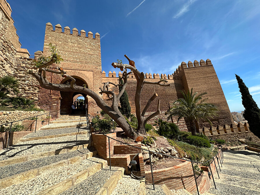 El-Kasaba, savunma binaları ve kaleleriyle şehri dış düşmanlara karşı savunma merkezi olmuştur.