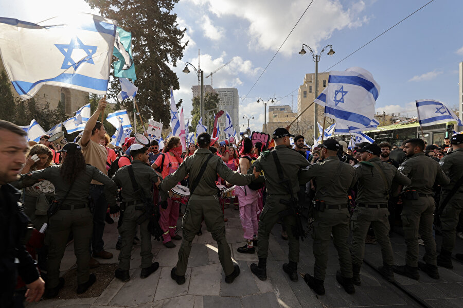İsrail'de sokaklar yangın yeri: Netanyahu geri adım atsa da göstericiler protestoya devam etti