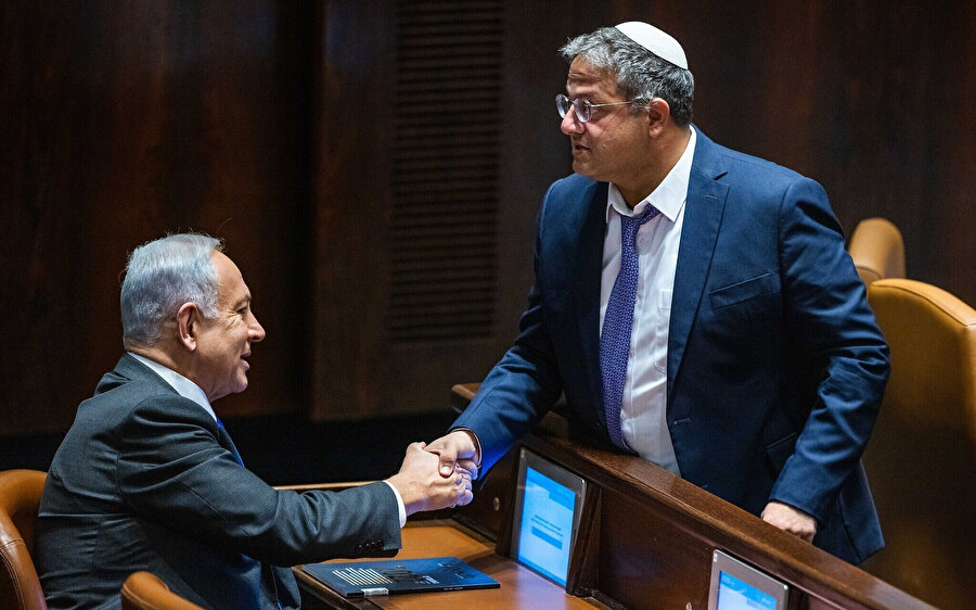 Netanyahu'nun tartışmalı yargı düzenlemesini erteleme kararı, koalisyon ortağı aşırı sağcı Ulusal Güvenlik Bakanı Itamar Ben-Gvir ile anlaşmasının ardından geldi.