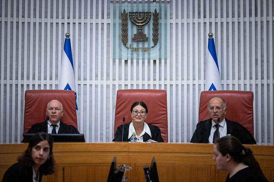 Ülkedeki en yüksek yargı makamı olarak görev yapan İsrail Yüksek Mahkemesi, Meclis'in çıkardığı kanunları, anayasa taslağı olarak kabul edilen "temel yasalara" aykırılık gerekçesiyle bozma yetkisine sahip.