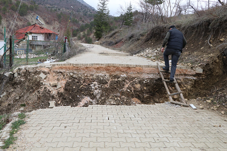 Kahramanmaraş'ta depremde 1,5 metre çöken yol mahalleyi ikiye ayırdı