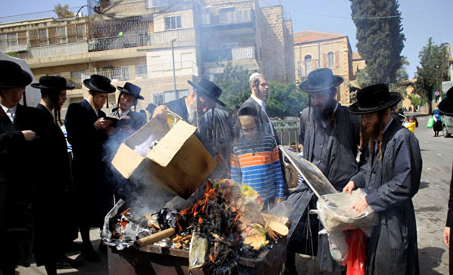 Bayramın gelmesiyle birlikte chametz adı verilen bütün mayalı yiyecekler yakılıp yok edilir.