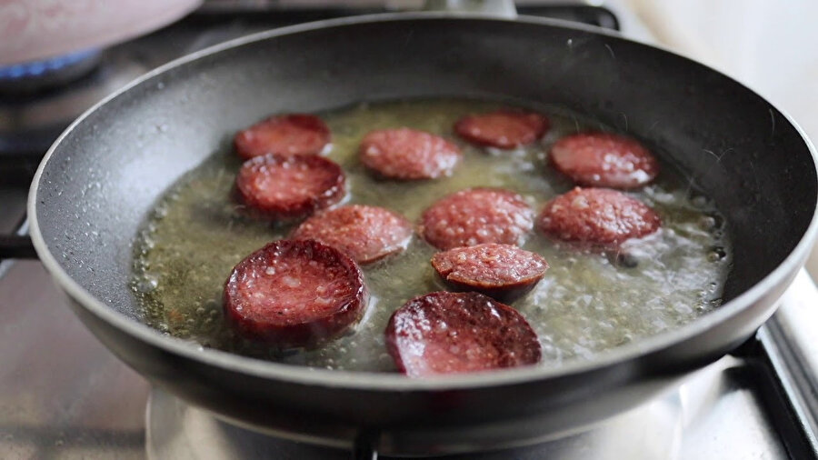 Denetimlerde ortaya çıktı: Sucuk yerine ot yediriyorlar