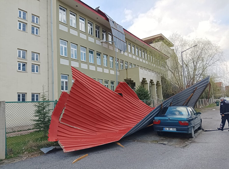 Erzincan'da kuvvetli rüzgar: Minare yıkıldı, okulun çatısı uçtu