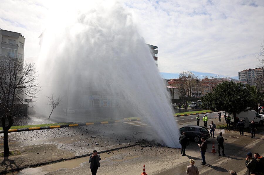 Trabzon'da patlayan su borusu 3 milyon liralık hasara yol açtı