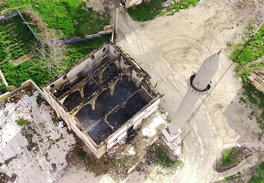 Elazığ'da yanan camiden üç gündür duman yükseliyor