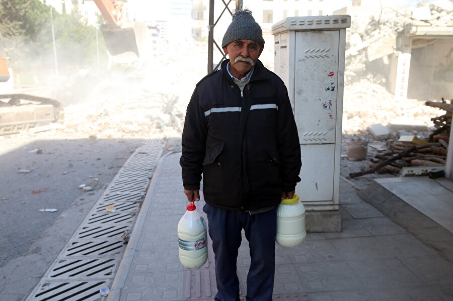 Hatay'da 'Sütçü Dede' ikramlarıyla sokakta kalan afetzedelerin içini ısıtıyor