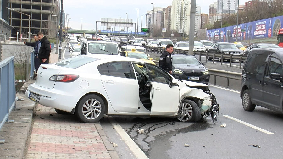 Merter'de otomobilin çarptığı bariyer 4 aracın üzerine düştü